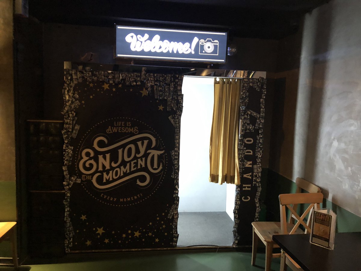 dentbear's tweet photo. เมื่อวันก่อนไปบาร์ลับ(จริงๆก็ไม่ค่อยลับเท่าไหร่) ชื่อ #FindThePhotobooth มา อยู่แถว bts นานา มีกิมมิคตรงที่ทางเข้าจะเป็นเหมือนตู้ถ่ายรูปแล้วต้องกดปุ่ม ประตูลับถึงจะเปิดให้เข้าไปในบาร์ cocktail เป็นบาร์เงียบๆคนไม่เยอะมาก ที่ชอบคือชื่อเครื่องดื่มเท่ๆเช่น Sorry Only BTS this century https://t.co/kYhiZEtS3F