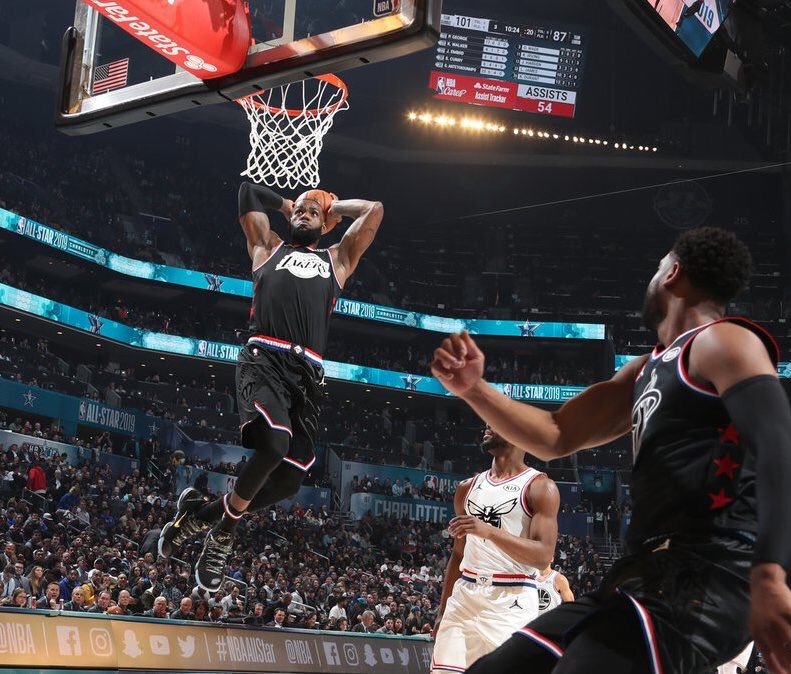 Andry_R_5's tweet photo. C'est le début et la fin d'une belle histoire 😭 #OneLastDance #OneLastLob 🏀 https://t.co/YSxudCf7ut