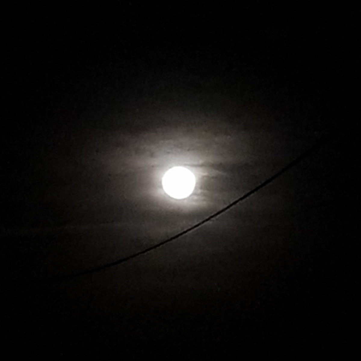 olaf92's tweet photo. ¿Alguna persona aquí que tenga una cámara profesional o semiprofesional, que le pueda tomar una foto a la luna de hoy, y que me la pueda regalar?

#SuperLuna #Febrero #LunadeNieve https://t.co/D1W3DMIn7B