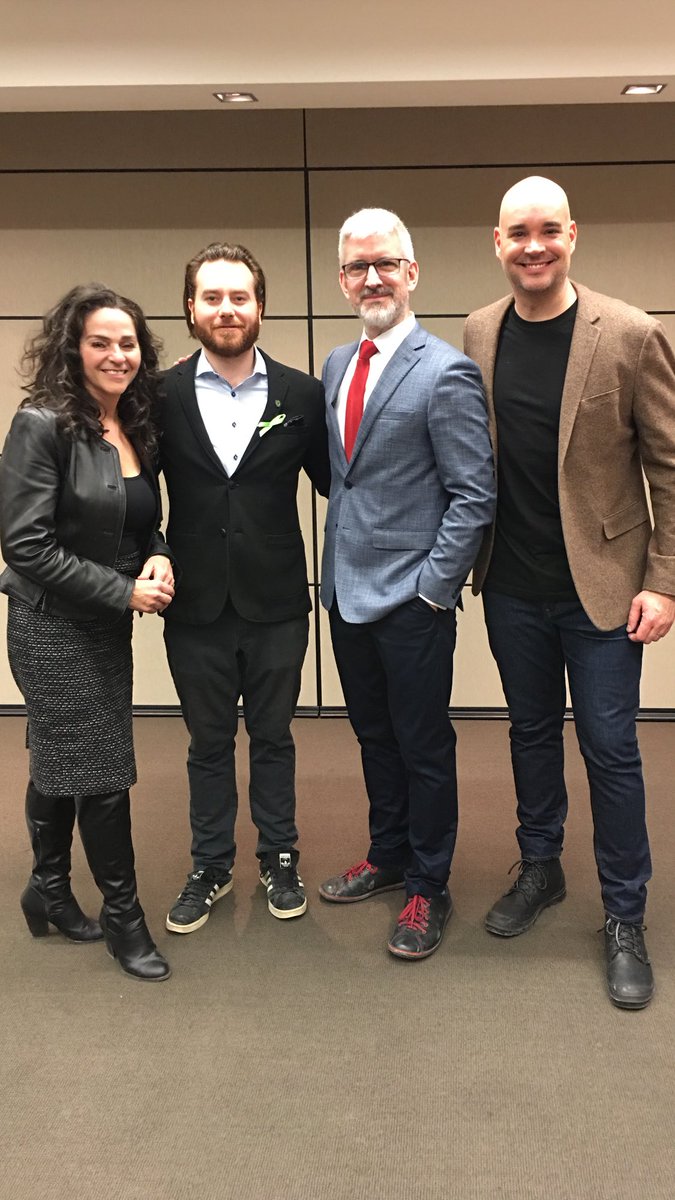 Non c'est pas les Dalton en ordre de grandeur, c'est moi qui suis fier de poser avec mon "adopté" Julien Michalk de ⁦<a href="/UfrostOfficial/">Ufrost</a>⁩ dans le cadre du programme ⁦⁦<a href="/adopte_inc/">Adopte inc.</a>⁩ avec ⁦<a href="/AnneMarcotte/">Anne Marcotte</a>⁩ et ⁦<a href="/nduvernois/">Nicolas Duvernois</a>⁩