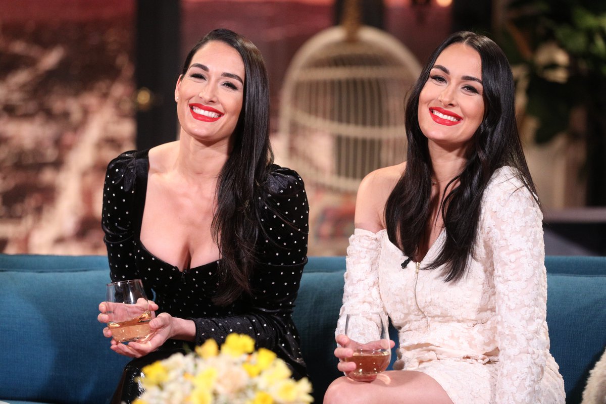 WomensQueens's tweet image. #BusyTonight 😍😍❤️❤️❤️ @BellaTwins