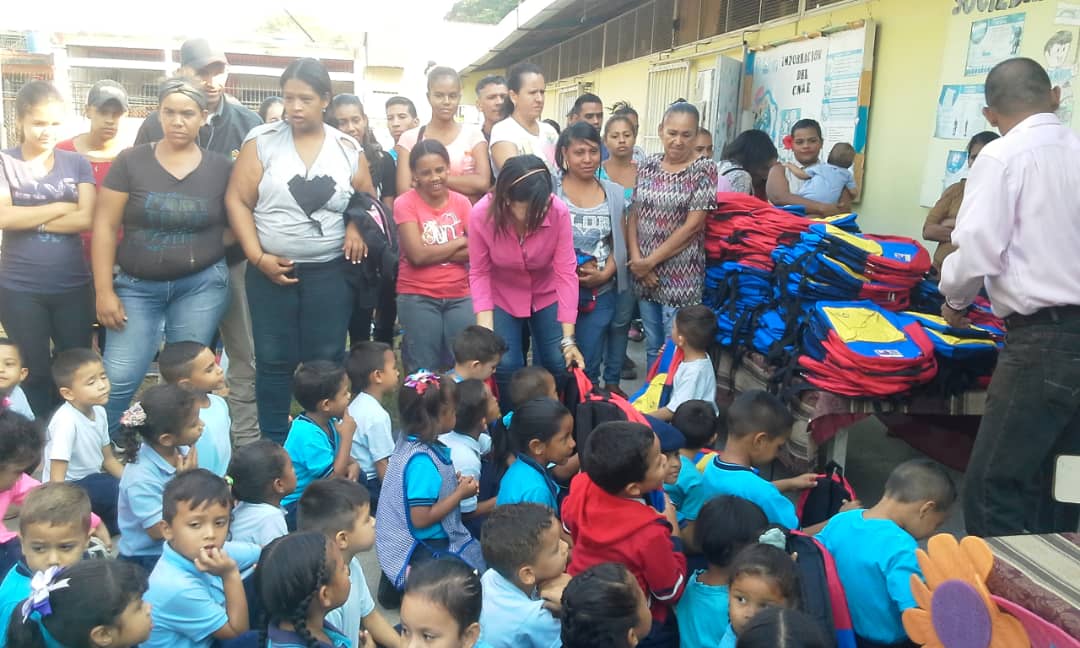 CeibVenezuela's tweet photo. CEIB VENEZUELA DE FIESTA POR LA ENTREGA DE MORRALES, GRACIAS A LA REVOLUCIÓN, PRESIDENTE MADURO VALENCIA PARROQUIA MIGUEL PEÑA https://t.co/lsibu2Om1J
