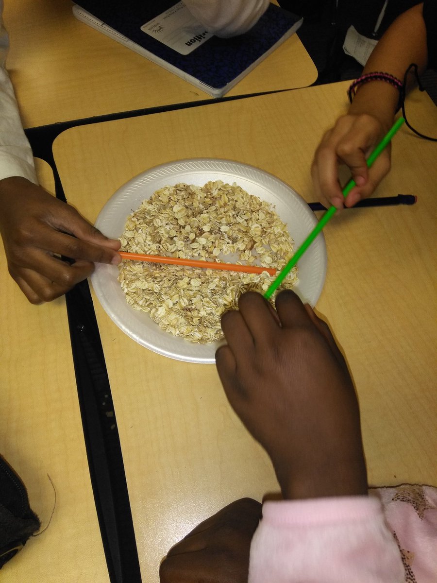 TraciSilvertho7's tweet photo. Science in action!  Bonding with our worms!  @garrettgators1 @SLJackson15 https://t.co/i7JQRsaFC6
