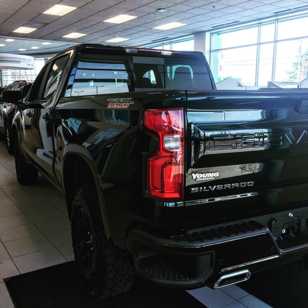 TheShaheenQueen's tweet photo. 👀Peep this bad boy that you could have for AS LOW AS $399 a month!

2019 @chevrolet Silverado TRAIL BOSS.

🔥 HEATED steering wheel &amp; leather seats
😈 Boss 2-inch factory suspension lift and Z71 Off-Road Package
💥18-inch Black wheels &amp; @goodyear Wrangler Duratrac Off-Road Tires https://t.co/okp5mhOesX