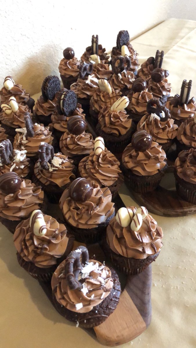 ChefMaryBass's tweet photo. That time you got to make cupcakes for @realsarahpepper baby shower. Allll the chocolate. #chocolate #cupcakes #sarahpepper #babypepper #babyshower #thesmallerthepepperthespicieritis https://t.co/Thyc3kcYSF