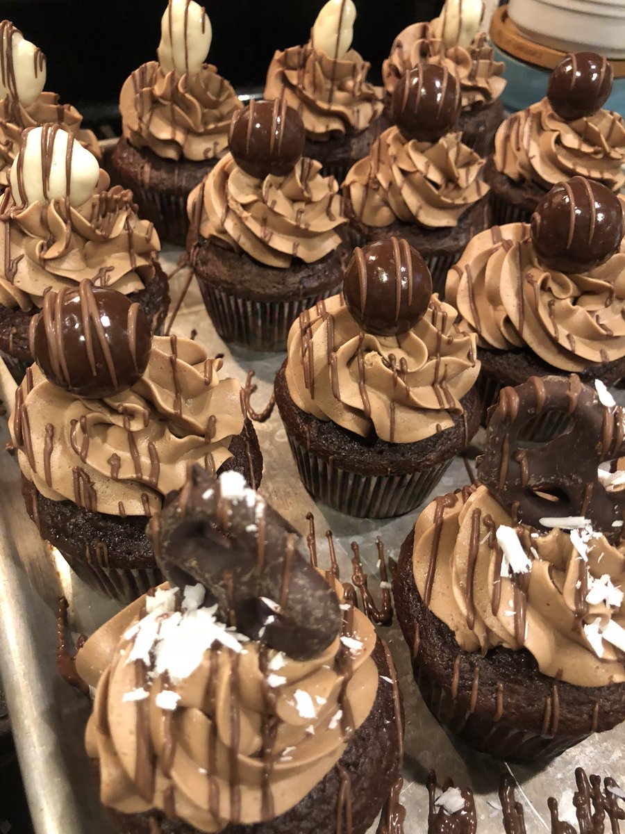 ChefMaryBass's tweet photo. That time you got to make cupcakes for @realsarahpepper baby shower. Allll the chocolate. #chocolate #cupcakes #sarahpepper #babypepper #babyshower #thesmallerthepepperthespicieritis https://t.co/Thyc3kcYSF