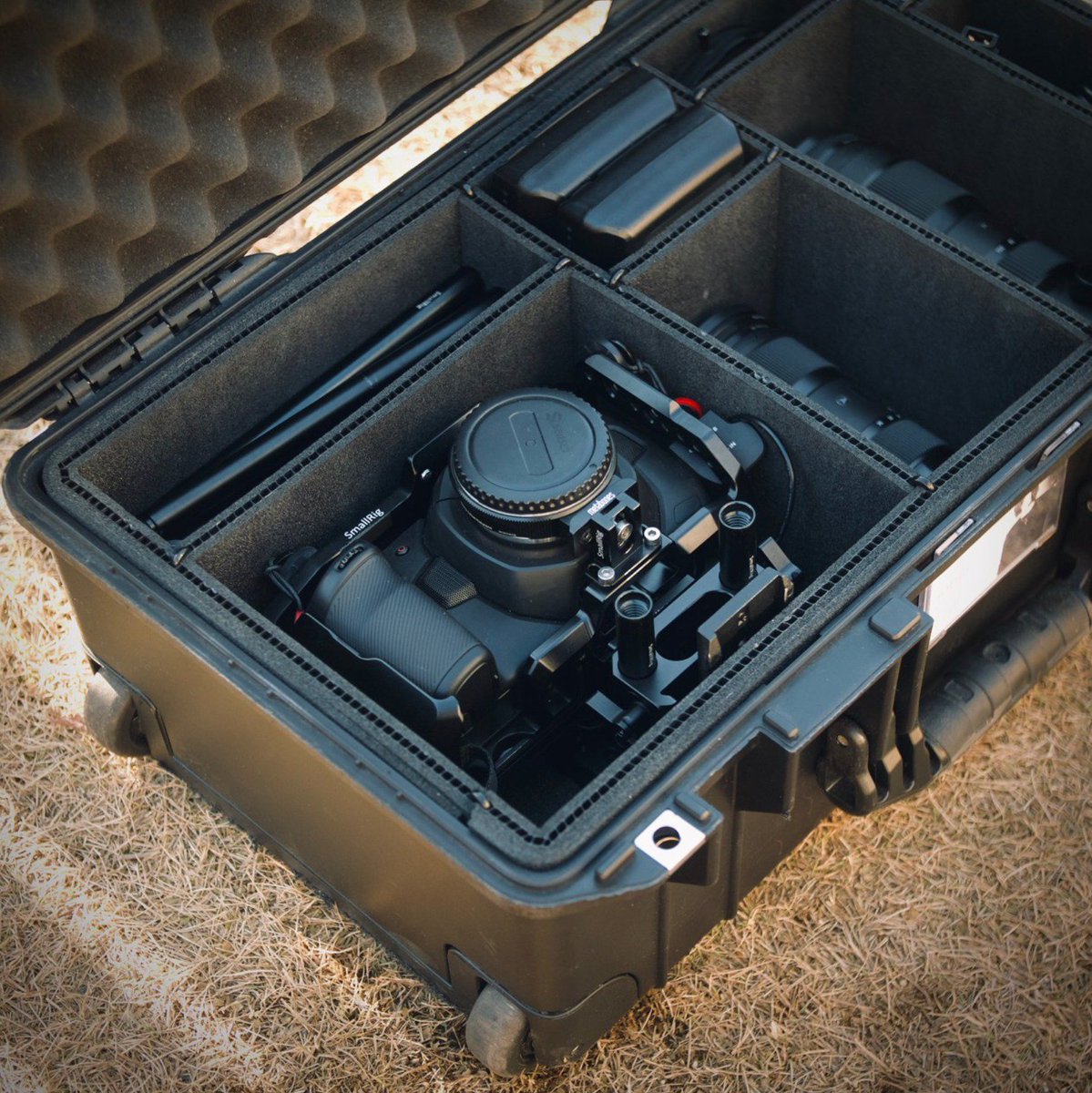 PelicanProducts's tweet photo. #PelicanPRO via Shima Muraakio

All the essentials for cinema magic: "#Blackmagic Pocket #Cinema Camera #4K + SIGMA S35 High Speed Zooms + #PelicanAir with TrekPak interior #organizer + 🐥"

https://t.co/BHwTs2vybW

#PelicanCase #CinemaTech #CameraCase #Production #PelicanOnSet https://t.co/RpNbebBLFg