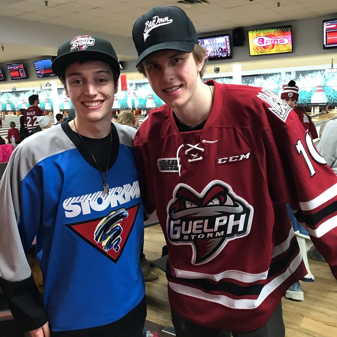 CrimsonChirp's tweet photo. Bowling with @5twisty5 🌪️🎳 #bardown #twisty #macker #bigent https://t.co/I9qrjl8r5L