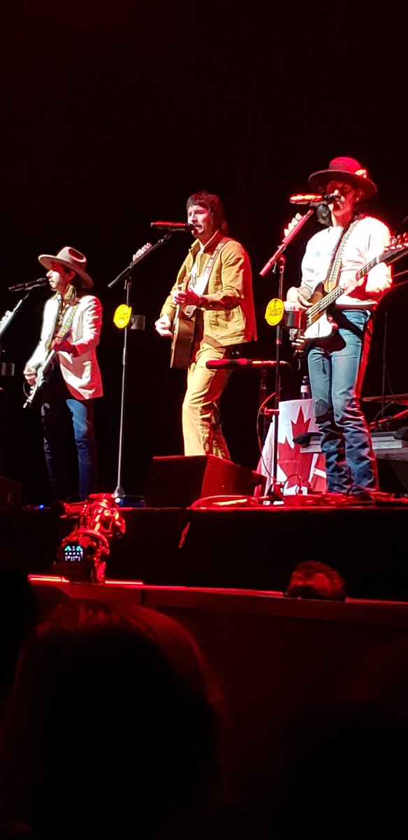 wendylst's tweet photo. @littlebigtown waiting for the headliner🎙🎶 @MidlandOfficial and @AshleyMcBryde were awesome https://t.co/r2OFtS1bUM