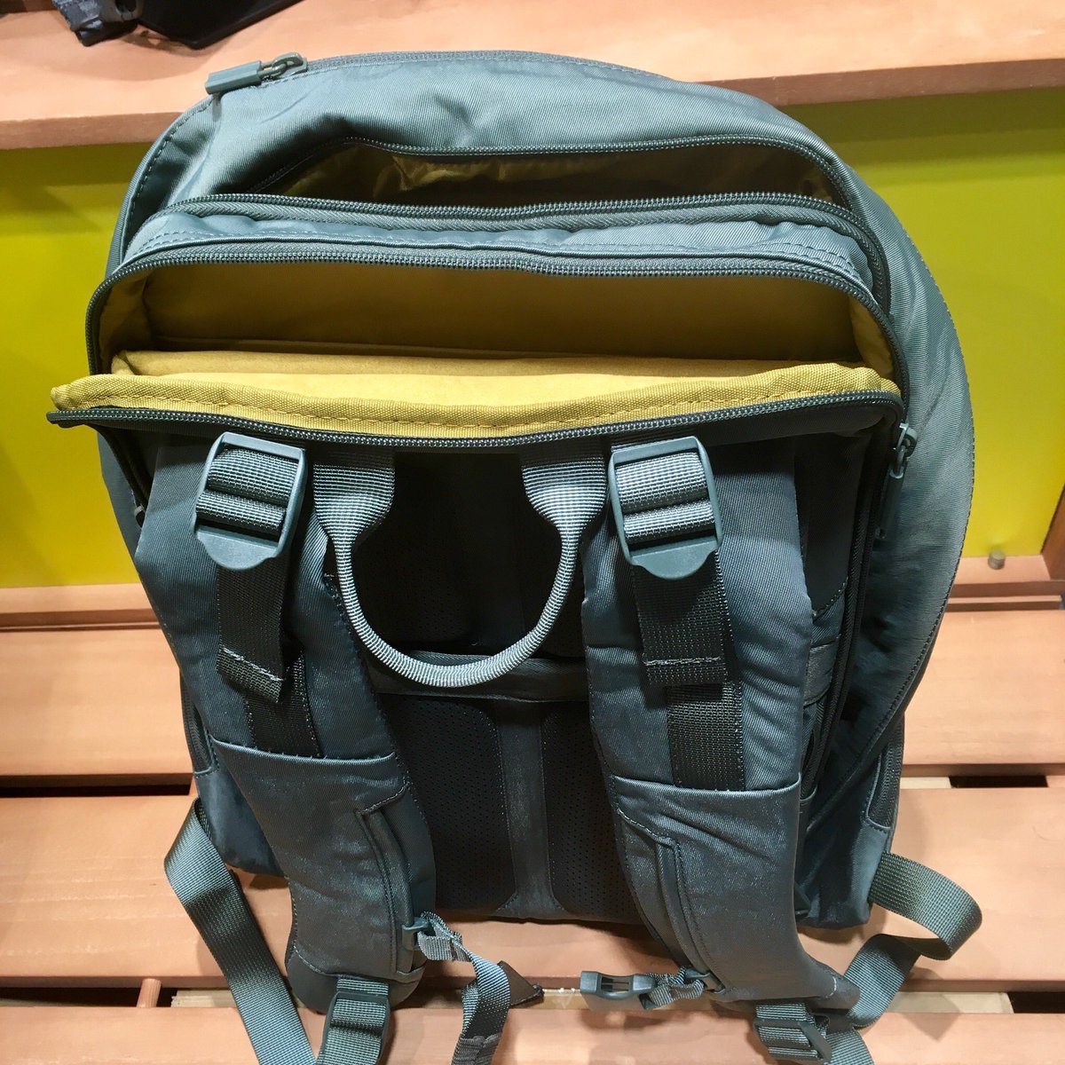 Elecomshop's tweet photo. 春バッグ第2弾入荷！
特徴は、メインルームのファスナーは全てフラップに隠れる安心仕様(๑˃̵ᴗ˂̵)
タイプは
バックパック
メッセンジャーバッグ
ショルダーポーチ
カラーは
ストークネイビー
アッシュグリーン
ナイトブラック
春旅のお供に！
#ESCODE
#エスコード
#春コーデ
#バイカラー
#防犯バッグ https://t.co/IUVf0ybOBU