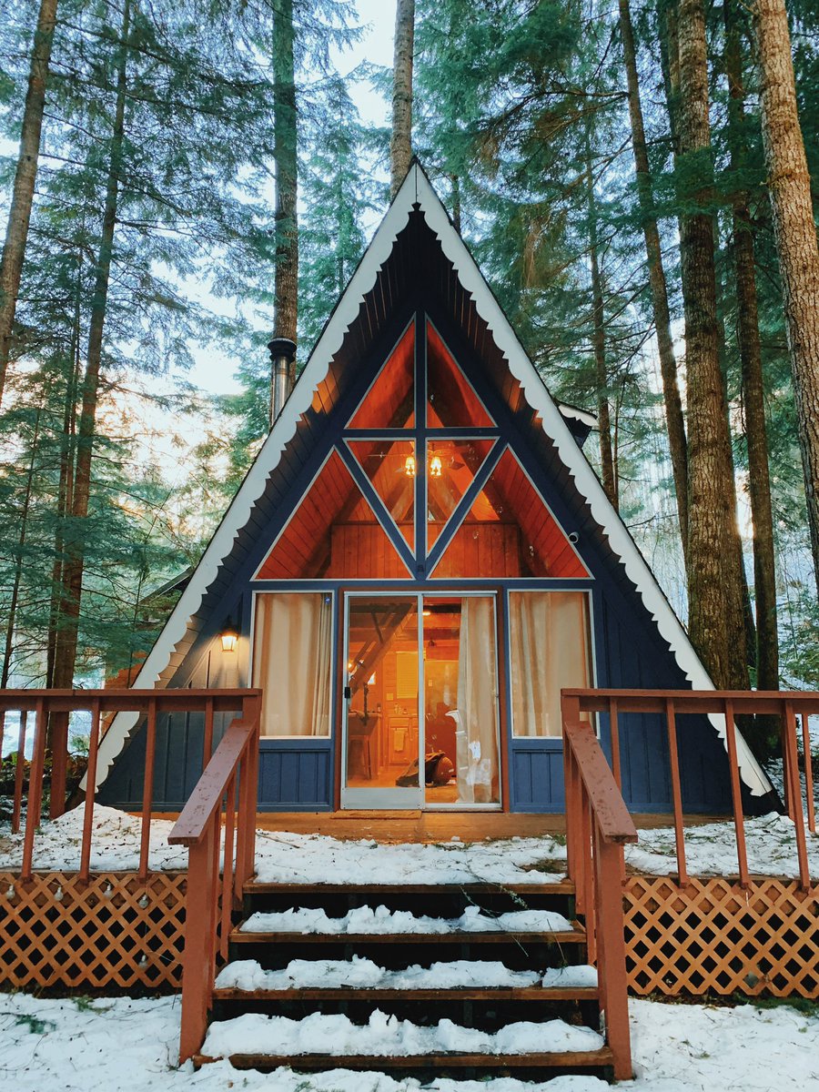 _ZackaryMason's tweet photo. An a-frame cabin in the PNW. My dream home👌🏻 #shotoniphone https://t.co/MshIYP2eFf