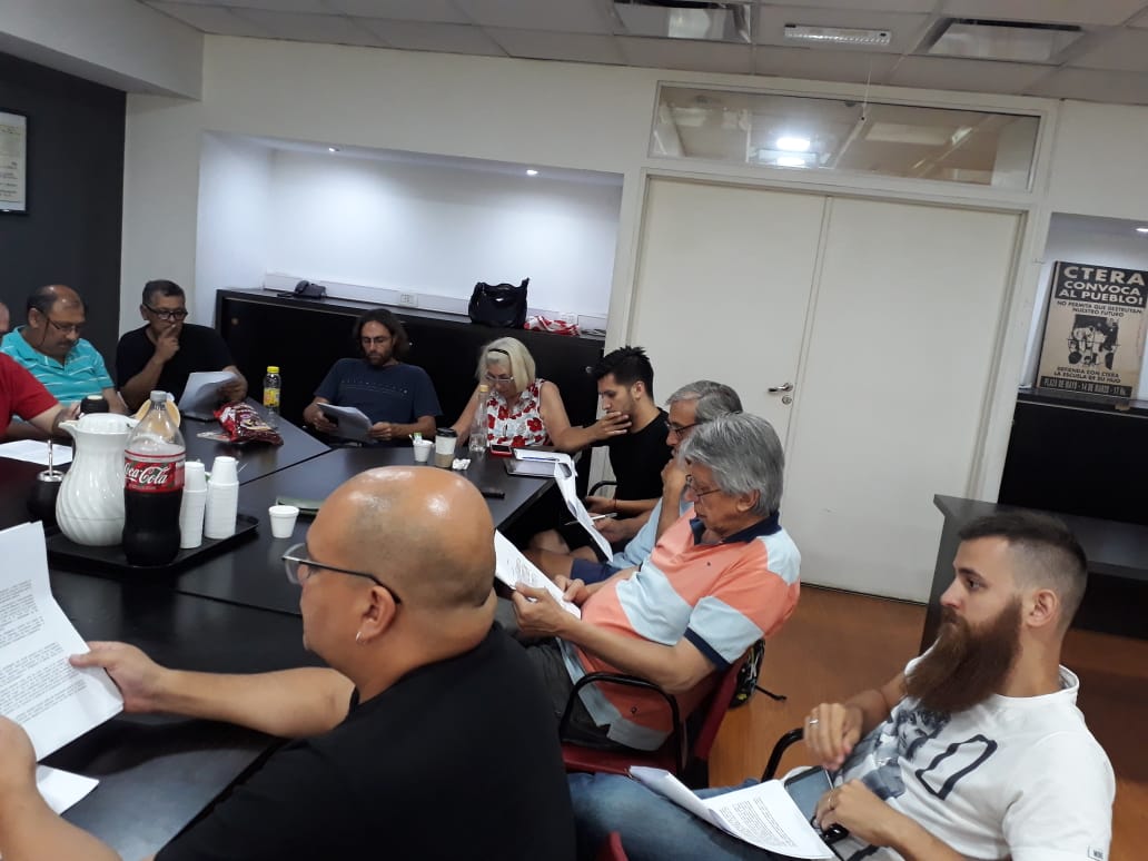 IntersindicalD's tweet image. Esta tarde nos reunimos en la sede de @utectera para seguir trabajando en el 1er Encuentro Federal Intersindical de DDHH 💪✌✊