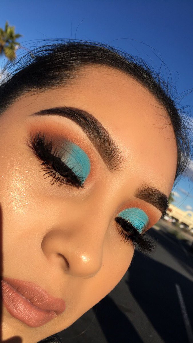 glowwithluna's tweet image. Breakfast at Tiffany’s 💙 
EYES: #plouisebase shade 2 @JeffreeStar #jeffreestarcosmetics #thirstypalette 
BROWS: @BenefitBeauty #browcontourpro Brown-Black Deep
LASHES: Lash kitty style SKARLETTE
LIP: @bitebeauty honeycomb