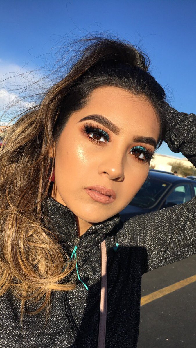 glowwithluna's tweet image. Breakfast at Tiffany’s 💙 
EYES: #plouisebase shade 2 @JeffreeStar #jeffreestarcosmetics #thirstypalette 
BROWS: @BenefitBeauty #browcontourpro Brown-Black Deep
LASHES: Lash kitty style SKARLETTE
LIP: @bitebeauty honeycomb