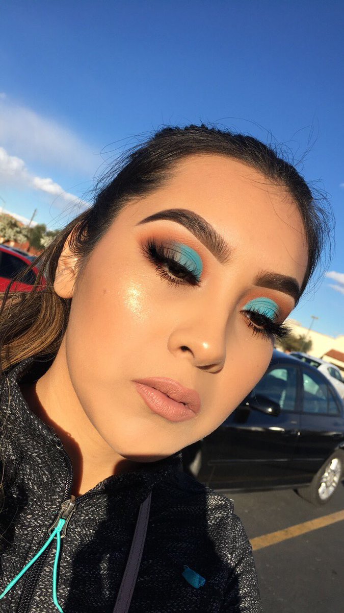 glowwithluna's tweet image. Breakfast at Tiffany’s 💙 
EYES: #plouisebase shade 2 @JeffreeStar #jeffreestarcosmetics #thirstypalette 
BROWS: @BenefitBeauty #browcontourpro Brown-Black Deep
LASHES: Lash kitty style SKARLETTE
LIP: @bitebeauty honeycomb