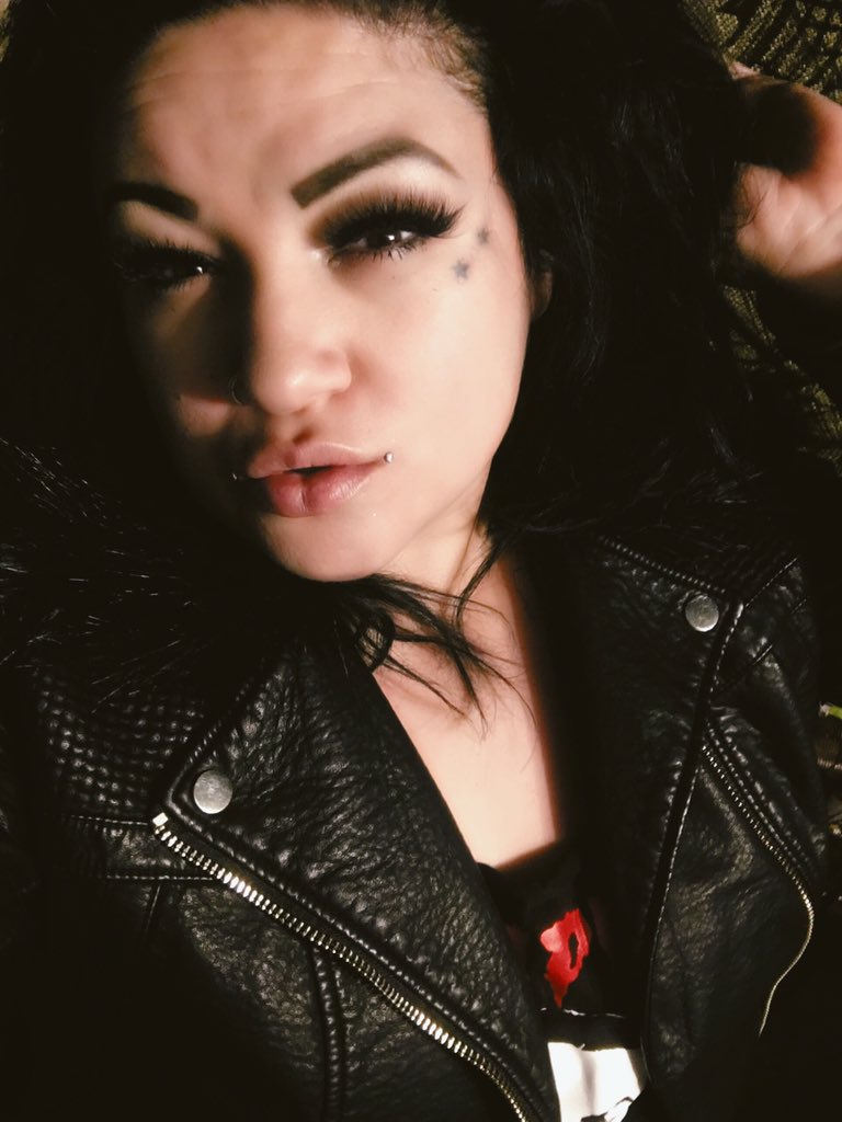 BatsLuna's tweet photo. When your eyelashes do all the talking for you #eyelashes #girlswithpiercings #dahliapiercings #lashesfordays #metalheadgirls https://t.co/t6k83G5gCq