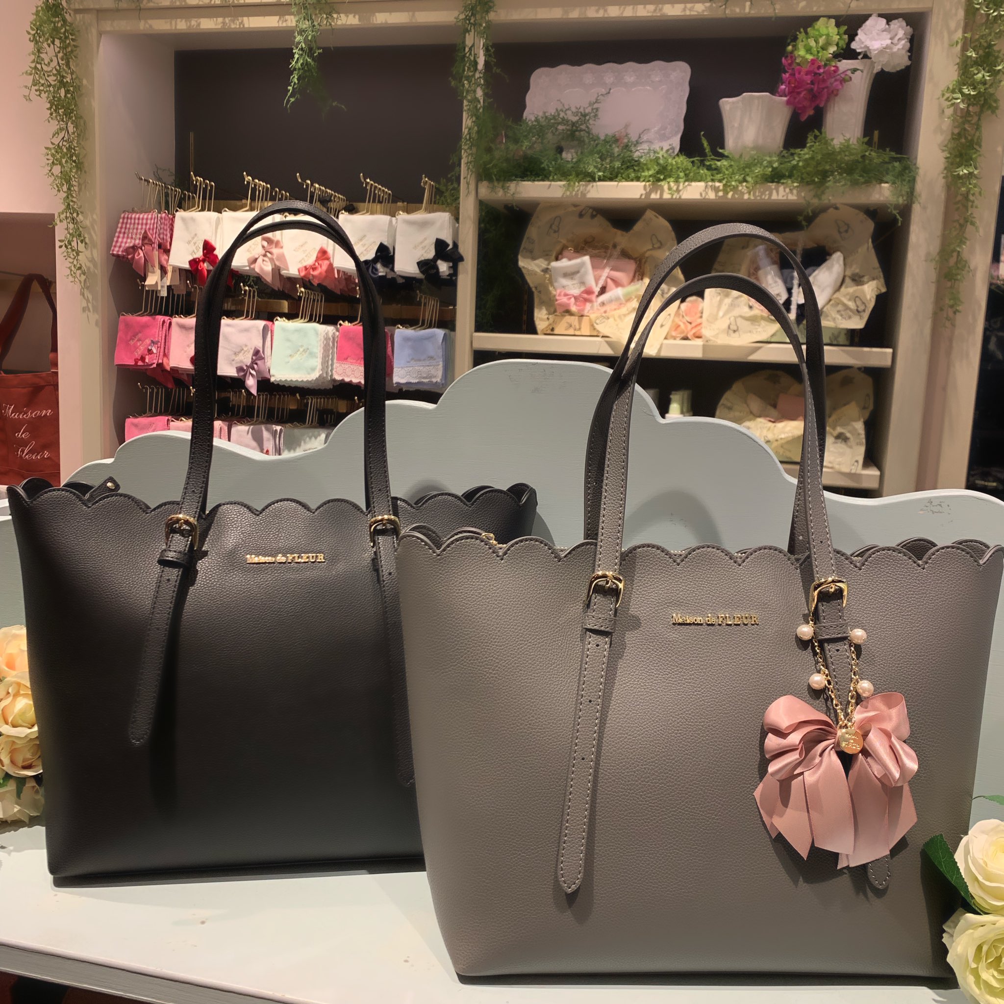 Maison De Fleur原宿 Di Twitter メゾン ド フルール ラフォーレ原宿店 新作 スカラップトートバッグが入荷しております サイズも入るので通勤 通学用としてもおすすめ 肩からかけられる長さの持ち手も使いやすさ抜群です Pink Light Purple Gray