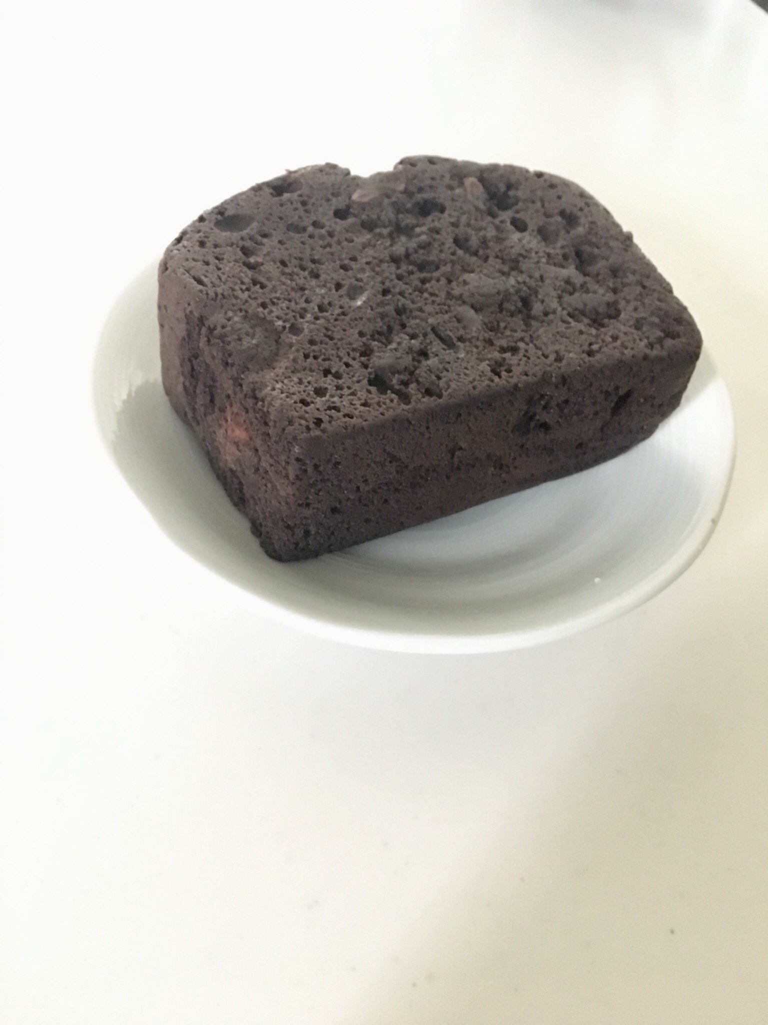 主婦まるお ファミマの濃厚厚切りチョコケーキ180円 本当に分厚い 嬉しくなる厚みよ 生地はややしっとりしてチョコ の粒々も食べる度に感じられて半量で満足 リピしたい ファミリーマート T Co I4tr65hjpl Twitter