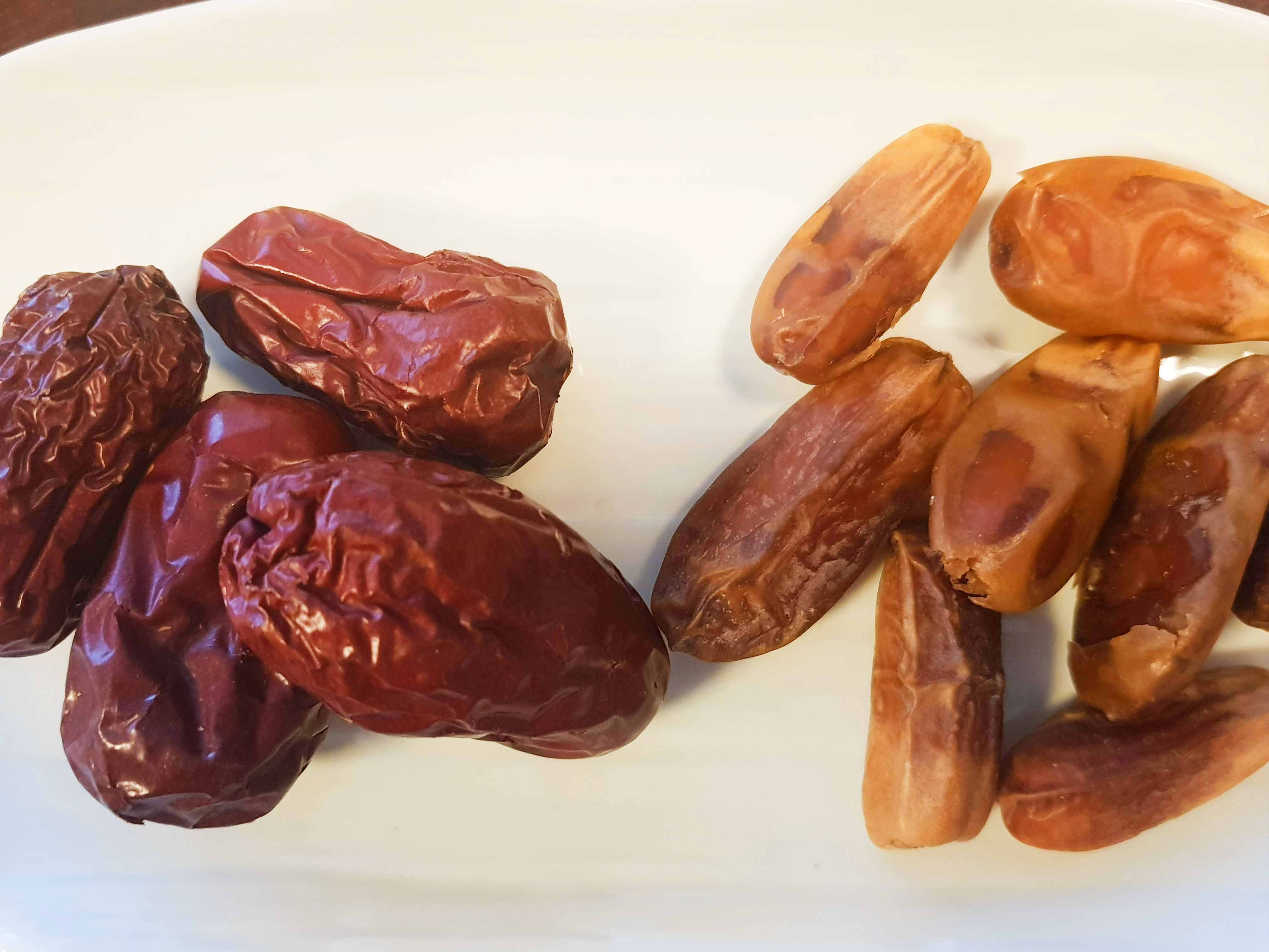 進め 中東探検隊 新疆ウイグル産のデーツ 写真左 を買ってみたのだが 今まで食べてきたデーツと違い すぎる 色からして真っ赤でしかもでかい 味は ドライりんごのような食感 なんなんだこれは 右はサウジのデーツ T Co Au7olaw0dl Twitter
