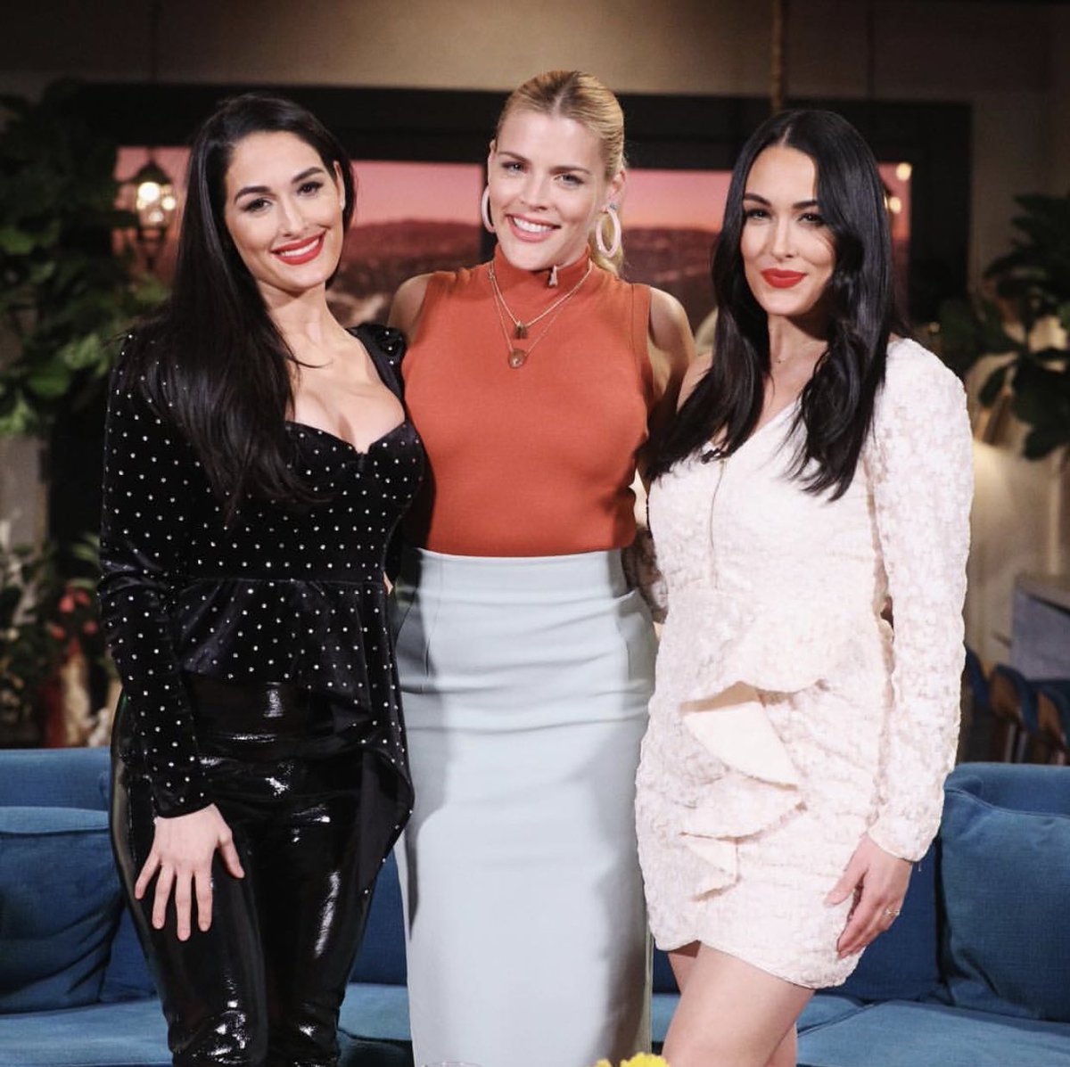WomensQueens's tweet image. Queens @BellaTwins at #BusyTonight 😍😍❤️❤️