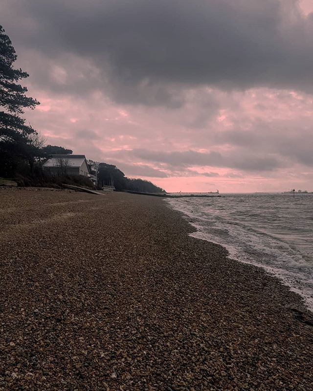 W A T E R S  E D G E - Clearing the head with a morning run. Wish I could start every day by the sea 🌊
.
.
.
#royalvictoriapark #netley #southamptonwater #southampton #hampshire #halfterm #beachrun #morningrun #thismumruns #onmyrun #runroute #runhapp… ift.tt/2NeXAM3