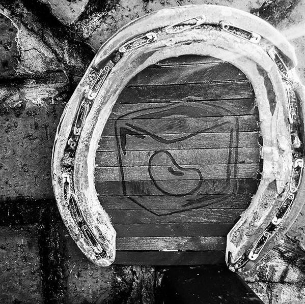 BeanIce10's tweet photo. Remember #coolyourbeans and #bean_ice
#beanice #think #nicetobenice #horseshoe #punkart #dublincity #safetypinart #oktostruggle #happythoughts #benice #horseshoehuntdublin #imagination #portal #fairydoor #goodluck #beanicehuman #dublincity #beaniceproject #publicart #streetart https://t.co/qgPGFJstYV