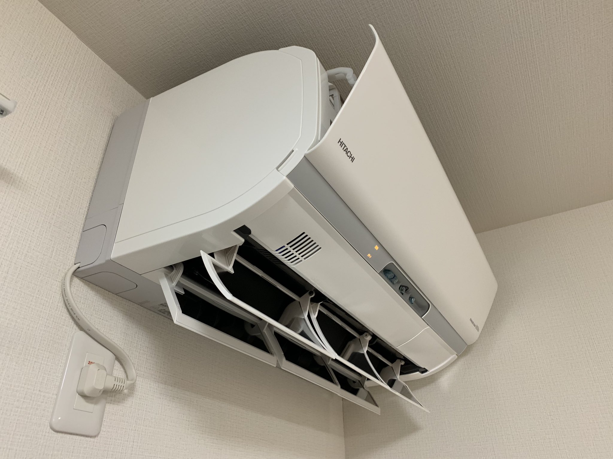 株式会社 菜花空調 この頃思う事 かなり日立の白くまくんのフォルムがカッコいい おさまりも最高 そんな気持ちを更に実感した朝一の現場でした 日立 白くまくん エアコン メガ暖 かっこいいエアコン 菜花空調 仙台エアコン