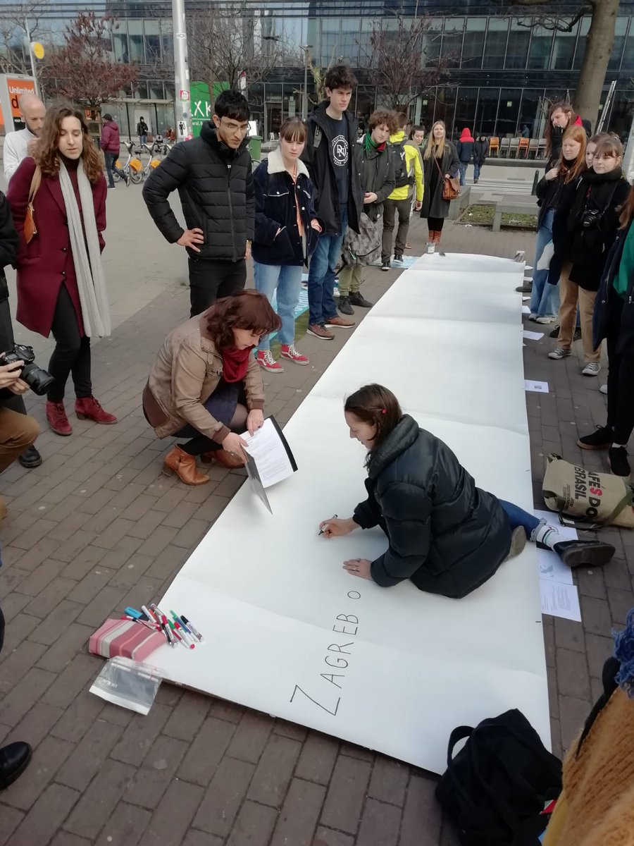 Onze jongeren van <a href="/change_road/">Road Of Change</a> komen vandaag een laatste keer samen in Brussel aan het Noordstation voor ze op hun inleefreis gaan langs de grenzen van Europa. Ze tekenen hun roadtrip door de Balkan. <a href="/bestreetwize/">StreetwiZe</a> <a href="/UitDeMarge/">Uit De Marge</a>