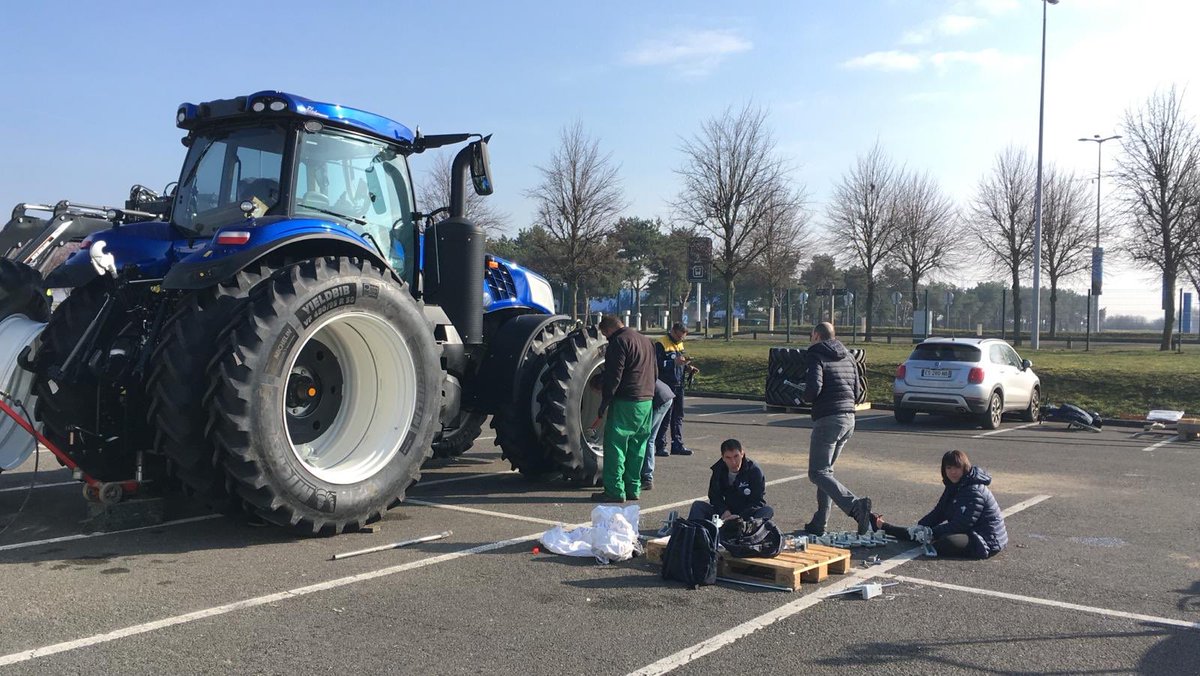 BBeraudSudreau's tweet photo. Préparation du Sima sur ⁦@NewHollandAG⁩ avec un jumelage ⁦@MichelinAgriFR⁩ #Yieldbib https://t.co/3kZ9iBmxGh