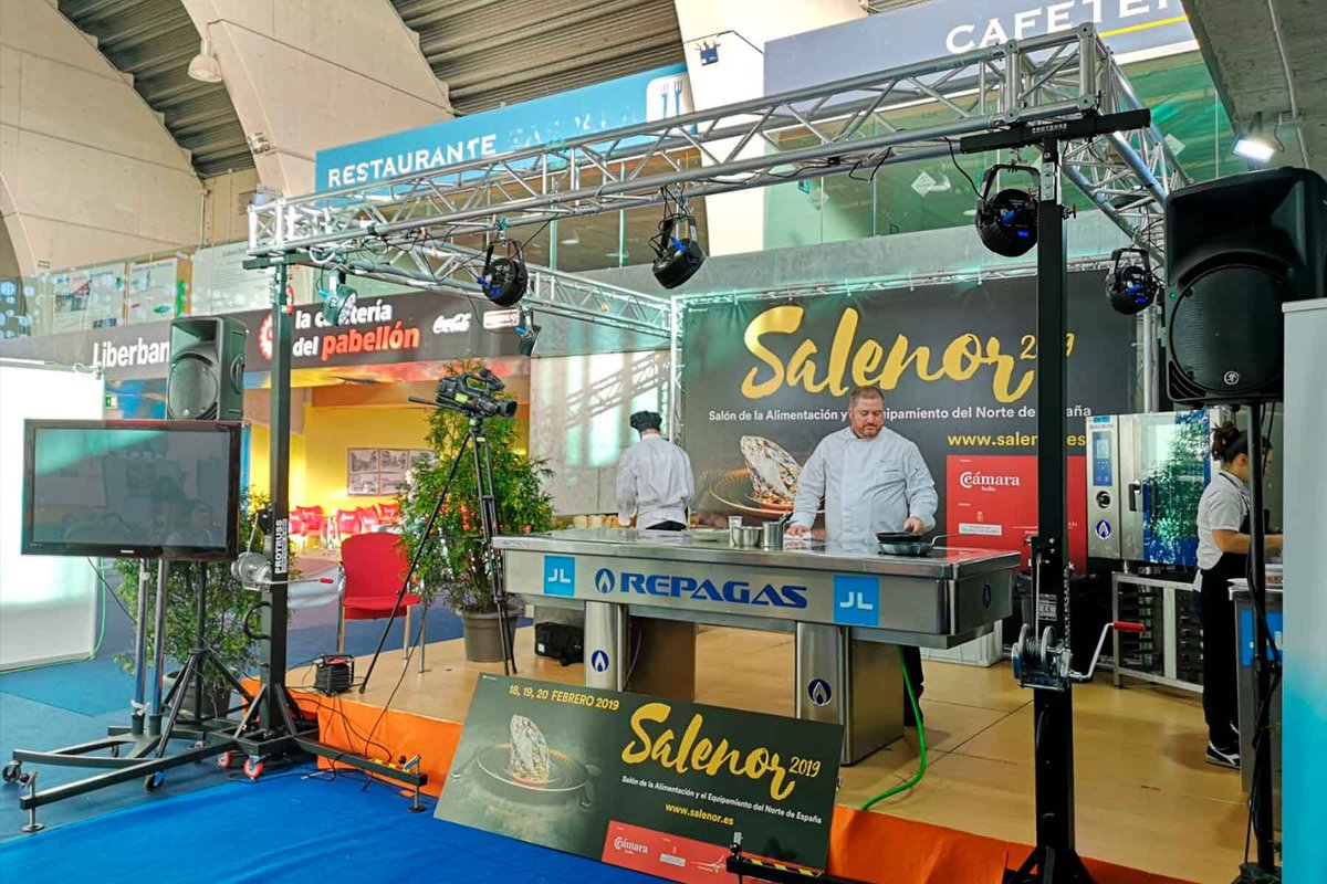 Repagas's tweet photo. Daniel Mora de @sapedrerapujol usando el equipamento de #repagas en el area principal  de cocina en @salenorsalon . Aún estás a tiempo de visitar el stand de nuestro distribuidor @JLrefrigeracion https://t.co/MYzXY23QXJ