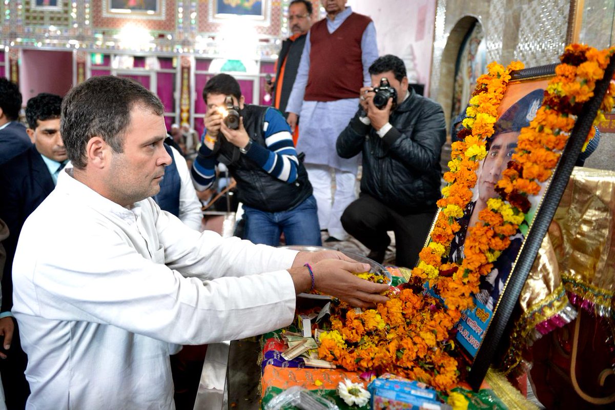 शामली में शहीद अमित कुमार कोरी के घर आज @RahulGandhi व @priyankagandhi पहुँचे और उनके परिवार को ढाँढस बँधाया
#PulwamaTerrorAttack