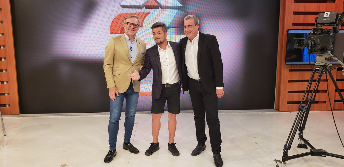 Hace calor y <a href="/nolosanchez/">Manuel Sanchez</a> con autorización previa se vino con los cortos!!! Cómo vas al laburo en un día que promete 36 grados!!!!!🔥🔥🔥