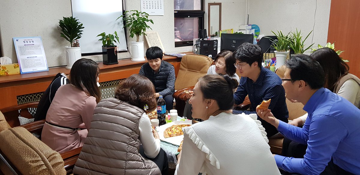 '2019년 성남시장 시민과의 인사회'를 마치고 돌아온 우리 #수내2동 직원들!

뻐근한 어깨를 주므르며 뒷정리를 하고 있으려니 웬 피자가 배달이 왔네요^^ 바로 시장님이 수고했다며 직원들을 위해 보내주신 피자입니다😄

내일부터 수내2동 다시 전진입니다.

피자 맛있게 잘 먹었습니다~~~!

#성남시