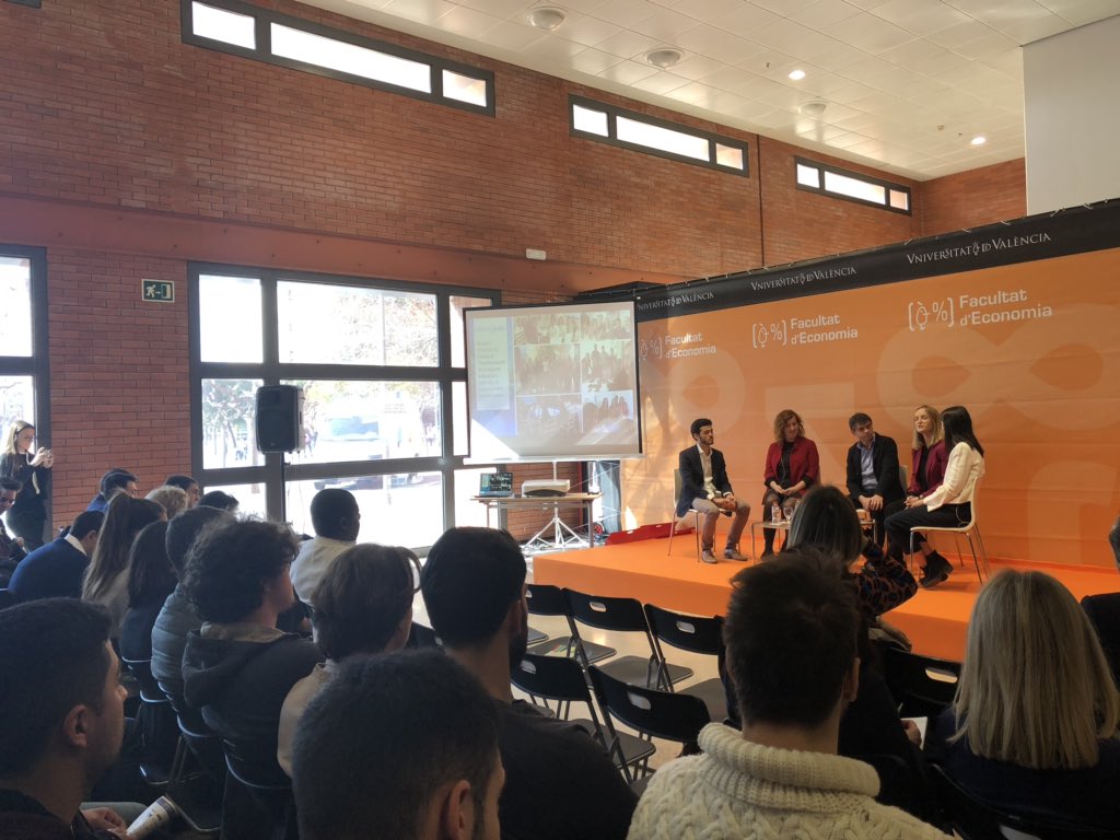 CEF_UV's tweet photo. El Foro de Empleo y Emprendimiento ha comenzado, ¡está siendo todo un éxito! Las empresas y los talentos están contándonos su experiencia y sus puntos de vista @UV_EG https://t.co/uLlQZZfIzZ