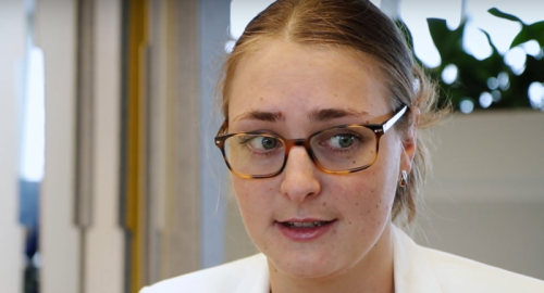 Alle talenten welkom! Wie kan werken moet daar de kans voor krijgen. Provincies leveren bijdrage aan #banenafspraak met rijk: werkgelegenheid voor mensen met een #arbeidsbeperking. Derde van zes filmpjes: Jil de Jong, tactisch inkoopadviseur bij provincie <a href="/zuid_holland/">Provincie Zuid-Holland</a>