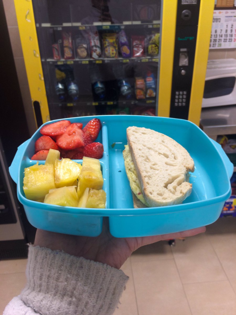 crisscuberodn's tweet photo. Peleando con el #MalVending.
🍱 Sandwich de tortilla de portobellos y queso con unas hojas de lechugas variadas y un poco de fruta🍍🍓
#brunch #realfooder https://t.co/C5S3Y5jOYq