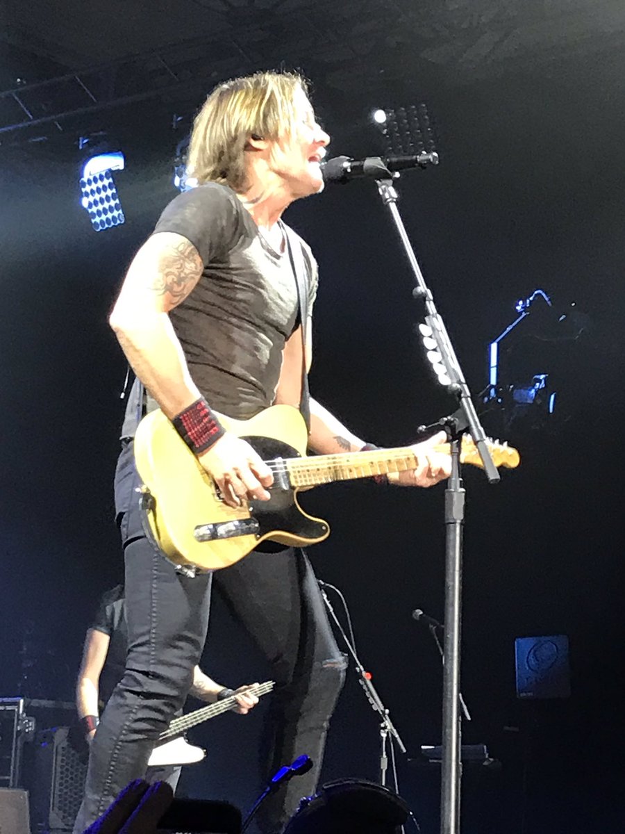 #keithurban rocks the stage at #westernveterinaryconference in #lasvegas (Sponsored by @merck)