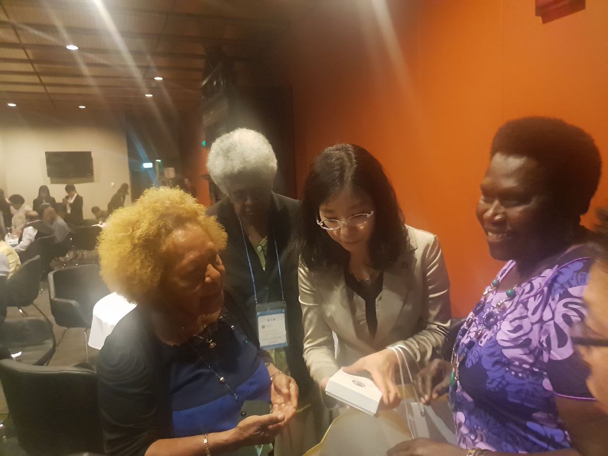 호주 IWPG 회원들과 저녁만찬이 있었습니다.  국경, 인종, 종교, 이념을 초월한 오직 평화만 생각하는 멋진 자리였습니다

호주에서 만난 오세아니아 귀빈들과 IWPG 회원들을 눈에 담고 이제 다음 목적지로 출발합니다. 세계평화실현을 위해 화이팅♡

#세계평화 #평화 #세계여성평화그룹 #IWPG