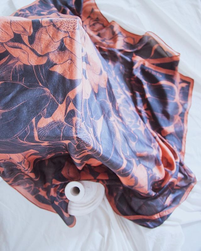 vilablava's tweet photo. The PAEONIA silk scarf in the Terra colors for this season 🍂
.
#vilablava #silk #scarf #silkscarves #accessories #local #localymade #print #printdesign #textiledesign #estampados #in https://t.co/4I3EkGnanI https://t.co/yZ4jo5PVgY