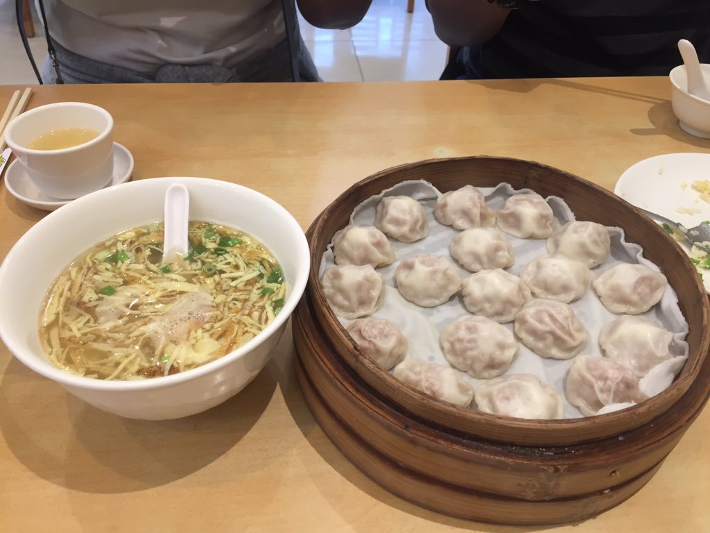 getsabie's tweet photo. ทับใจมาก ร้านHuang Long Zhung ตรงเจียงไคเช็ค exit2 เดินตามแม๊บประมาณ15นาที เสี่ยวหลงเปาดีกินคู่น้ำซุป ลุงในร้านพูดอังกฤษไม่เก่งแต่ใส่ใจแนะนำทั้งเมนู การกินดีมาก 10/10ไปเลย #รีวิวไต้หวัน https://t.co/Zdagt6YIDK