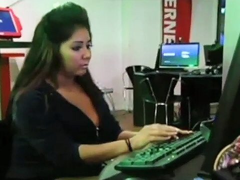 gwynethpaltr0w's tweet image. Jordyn reading tweets about her at the library computers because Kylie cancelled her phone plan