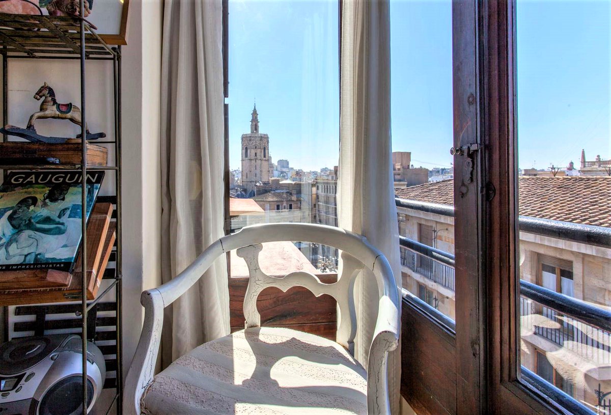 Maravillosas vistas a la Plaza de la Virgen desde este ático ubicado en uno de los edificios residenciales más relevantes de la primera mitad del siglo XX.

REF: VAL16693 

#realestate #luxuryrealestate #property #luxuryhomes #forsale #justlisted #lucasfox  #valencia #spain