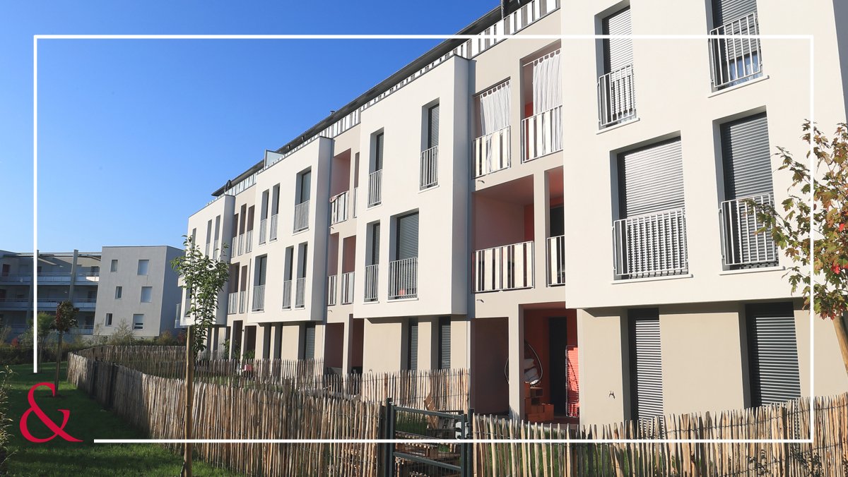 ideal_groupe's tweet photo. URBAN LAKE dévoile une architecture sobre et élégante, résolument contemporaine, qui réussit un harmonieux mariage de matériaux : enduit blanc et anthracite, couverture zinc, garde-corps... 
immo #instaimmo #momentsdevie #lifestyle #design #instadesign https://t.co/WGGVLjYUTI