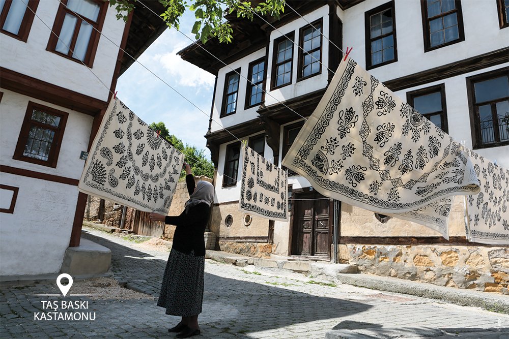 travelkastamonu's tweet photo. #carsambanotu nda Ihlamur ağacından oluşturulan kalıplar ve kök boyalarla yapılan Taş Baskı var. Evlerinizin her köşesinde kullanılacak Taş Baskı ile yapılmış bir hediyelik ürün bulabilirsiniz
#kastamonutravel #kesfetmeyehazırmısın #wednesdaynote #taşbaskı #kastamonu #lithography https://t.co/T9r0XsoEeG