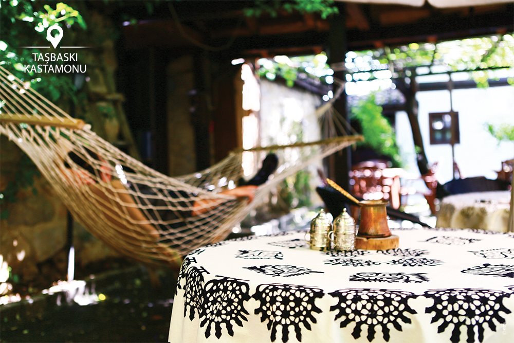 travelkastamonu's tweet photo. #carsambanotu nda Ihlamur ağacından oluşturulan kalıplar ve kök boyalarla yapılan Taş Baskı var. Evlerinizin her köşesinde kullanılacak Taş Baskı ile yapılmış bir hediyelik ürün bulabilirsiniz
#kastamonutravel #kesfetmeyehazırmısın #wednesdaynote #taşbaskı #kastamonu #lithography https://t.co/T9r0XsoEeG