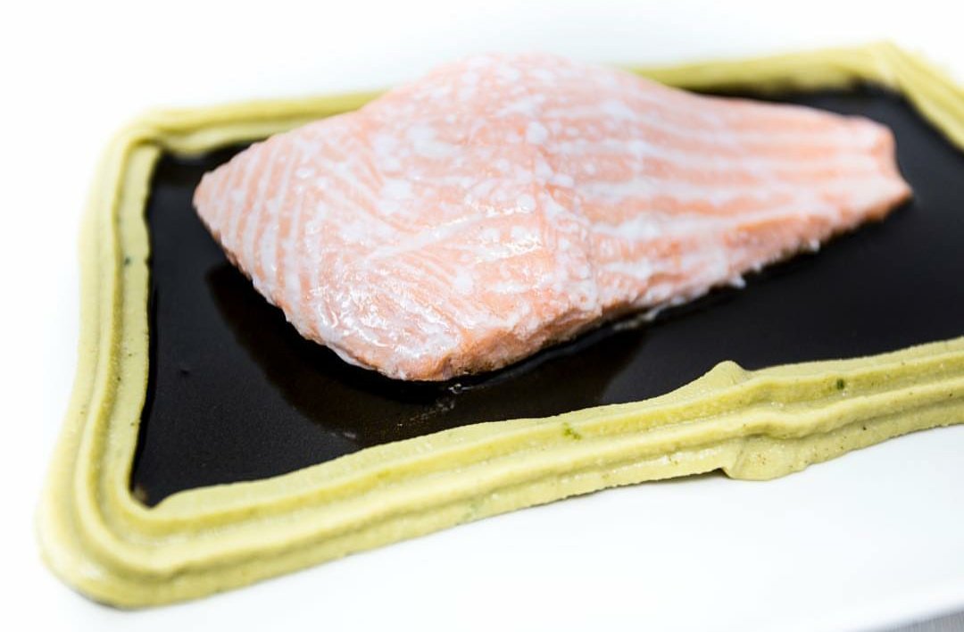 Salmón al verdejo con hummus de guisante y salsa de sepia. Tradición, con el toque Gaudium, porque nuestro chef, Juan Carlos Peñas, sabe cómo dejar huella.