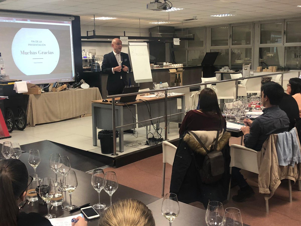 IFEhosteleria's tweet photo. Nueva clase de @davidsantceloni en el Curso de Sumilleres sobre Armonías y cata ciega, e introducción a la cata y servicio del vino a los alumnos del Curso de Maestresala.🍷#winelover #vino #sumiller #maestresala #catadevino #formacion #hosteleria #restaurante #madrid #topsala https://t.co/5CMUPoNDLz