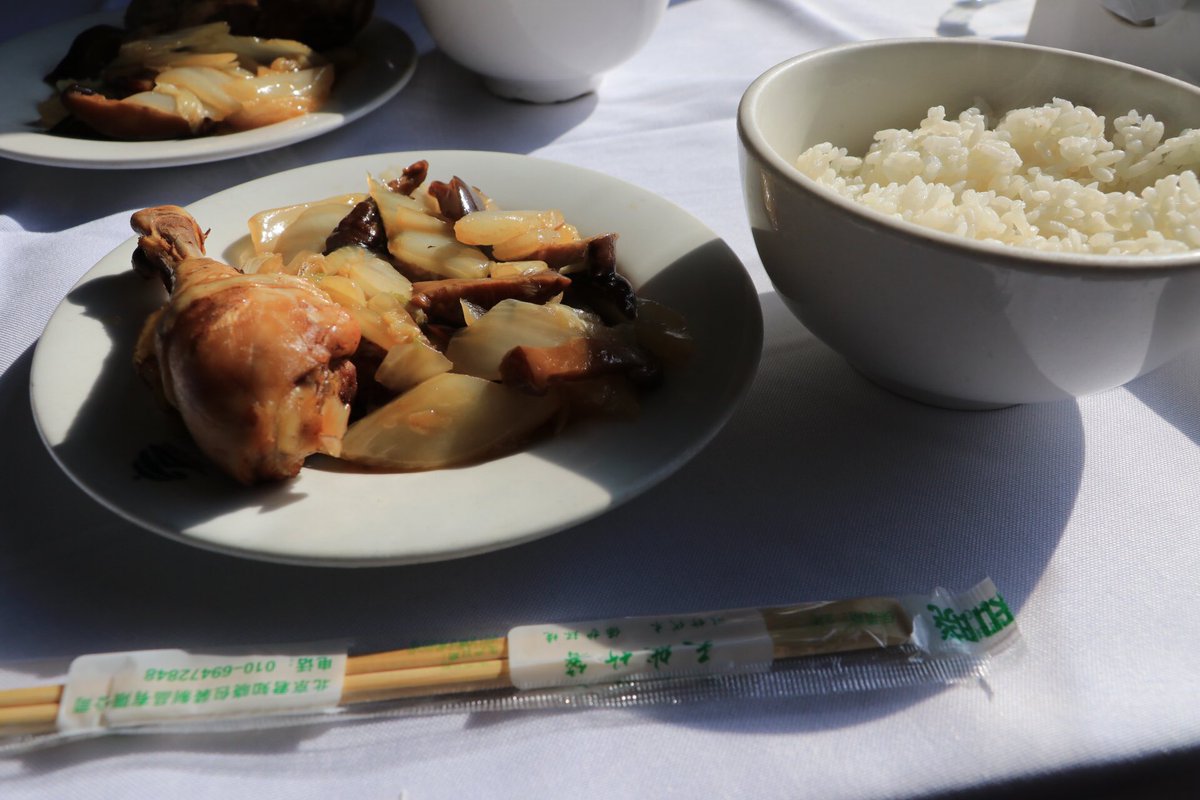 sahimitu's tweet photo. 同じ号車の日本人女性とベトナム人と一緒に中国食堂車の無料昼食。そして蘇州号からシベリア鉄道に乗り継ぐ行程が意味不明に被った日本人達とも無事合流。1日目昼にしてこの全員でトランプしたり酒飲んだり既に3日目夜くらいの様相 https://t.co/1D5RQyFiS1