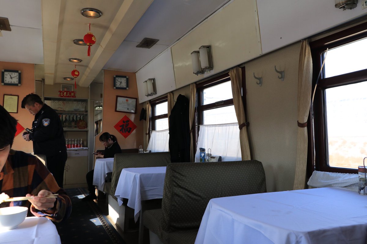 sahimitu's tweet photo. 同じ号車の日本人女性とベトナム人と一緒に中国食堂車の無料昼食。そして蘇州号からシベリア鉄道に乗り継ぐ行程が意味不明に被った日本人達とも無事合流。1日目昼にしてこの全員でトランプしたり酒飲んだり既に3日目夜くらいの様相 https://t.co/1D5RQyFiS1