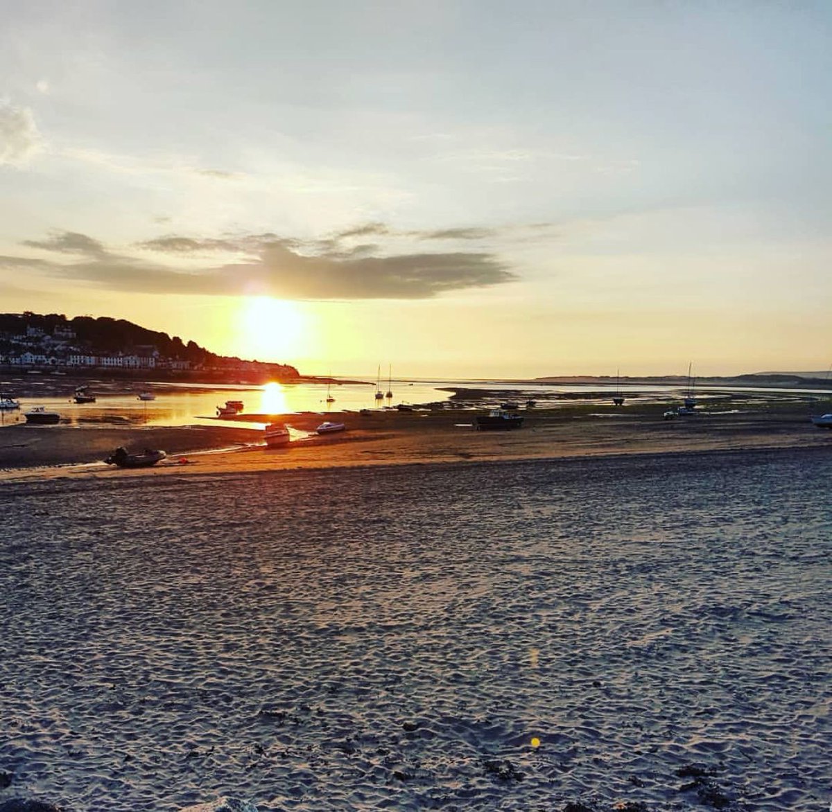 JohnsDeliDevon's tweet image. Visiting @lovenorthdevon this half term? Don't bother with #Instow or #Appledore! We mean who wants fantastic coastal views, great #local businesses, beautiful beaches, and friendly faces? 😉  buff.ly/2Antkfl